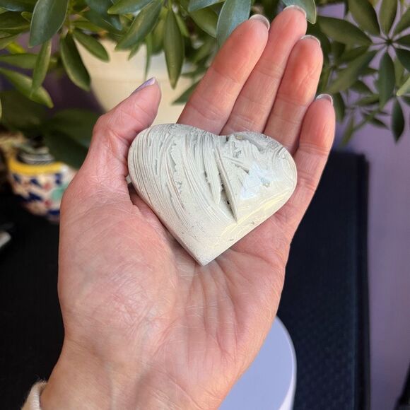 Mexican White Lace Agate Druzy Heart Carving (12) - Picture 2 of 11